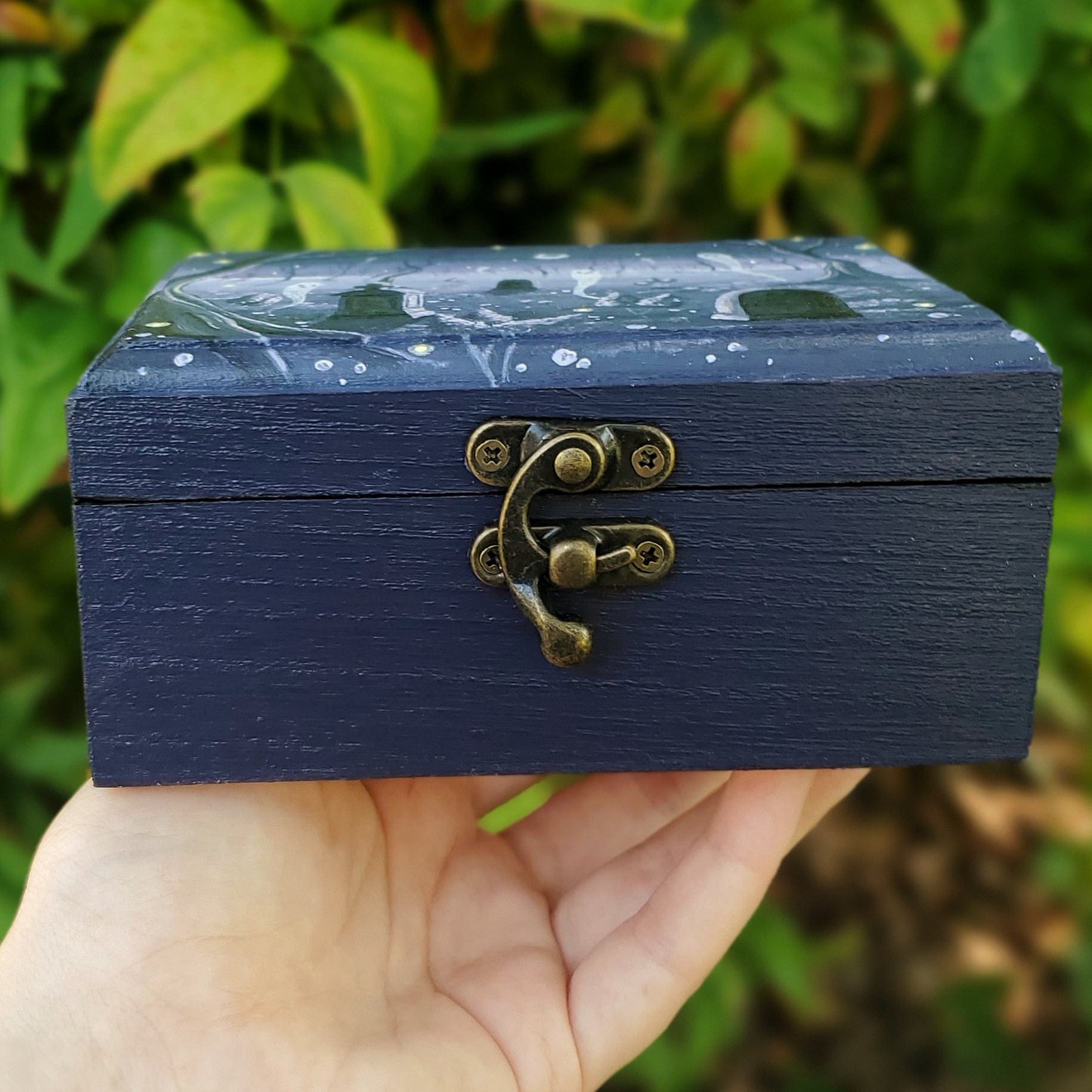 front of box view, sliding latch
